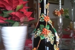 Bottiglia natalizia con pungitopo e stelle di Natale
