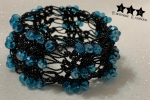 Bracciale elastico ad uncinetto, con filato nero e argento e cristalli azzurri
