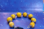 Bracciale con sfere gialle in ceramica e perline blu notte