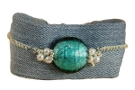 Bracciale moda sostenibile in tessuto cotone azzurro e perla vetro verde