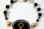 Bracciale simbolo donna ricamato a mano, onice e perle