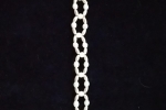 Braccialetto elegante con perline bianche realizzato con intreccio