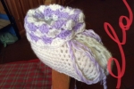 Cappellino con scarpette in lana bianco e glicine