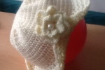 Cappellino bianco realizzato in lana sintetica