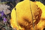 Cappello estivo con tesa giallo sole realizzato all'uncinetto con cordino thai
