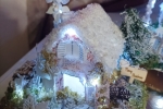 Casetta natalizia interamente fatta a mano, con illuminazione