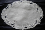 Centro ovale in lino bianco ad intaglio ricamato in cotone bianco Rose