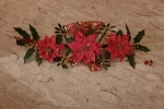 Centrotavola natalizio con fiori rossi