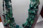 Collana chiusura moschettone con pietre agata e cristalli colore verde