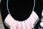 Collana girocollo rosa, creata con spille a balia e perline
