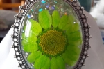 Collana con cabochon fiore secco verde