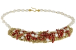 Collana corta di perle di acqua dolce bianche perline oro e finto corallo rosso