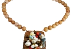 Collana corta semi buri con pendente rame colorato di pietre e perle