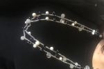 Collana di perle in pietra realizzata all’uncinetto