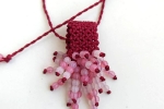 Collana in macramé color prugna con perle di vetro