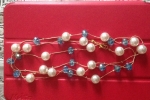 Collana lunga dorata con perle. Bianche e azzurre