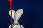 Coniglietto bianco, fatto a mano all'uncinetto, con cuoricino, in lana