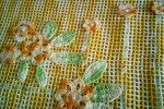 Copertina in cotone sfumato con applicazioni di fiori in rilievo
