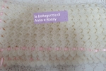 Copertina in lana merinos interamente bianca con nastro di raso rosa