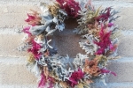 Coroncina ghirlanda centrotavola con rami di vite intrecciati e fiori secchi
