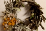 Coroncina ghirlanda con rami d'ulivo intrecciati e fiori secchi tinta tenue