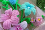 Fiori rosa e azzurri artificiali fatti a mano, lavorazione artigianale, bouquet