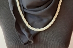 Foulard gioiello nero con collana di perle
