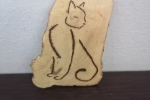 Gatto stilizzato inciso con pirografo su legno grezzo