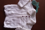 Giacchina bimba con lana baby di colore bianco