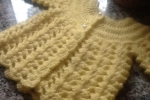 Maglietta neonato realizzata in lana giallo paglierino