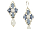 Orecchini azzurri pendenti in tessitura di perline di vetro con goccia bianca