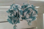 Orecchini fiori di chiffon bianchi/azzurri con perle