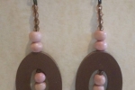 Orecchini pendenti in legno rosa e marrone