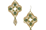 Orecchini pendenti a goccia perline verdi e o oro, pezzo unico fatto a mano