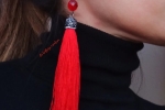 Orecchini pendenti con nappina marcasite rossa