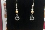 Orecchini pendenti con perle e gancio in argento 925