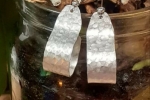 Orecchini pendenti in alluminio martellato