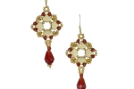 Orecchini pendenti rossi e oro di perline di vetro con goccia