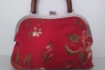 Red Bag, borsa con chiusura click clack e manico in legno