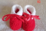 Scarpe di Natale per un neonato con nastrino rosso