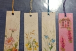 Segnalibri in cartoncino, stoffa e feltro decorati con pendagli