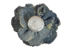 Spilla riciclo creativo in tessuto cotone azzurro e perla coltivata piatta