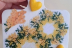 Tagliere in polvere di ceramica con mimosa per la festa della donna