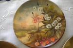 Trio di piatti con fiori dipinti a mano.
Rotondi, diametro 19 cm