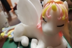 Unicorno interamente modellato a mano in porcellana