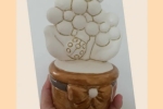 Vaso con fiori e coccinella in polvere di ceramica e decorato a mano